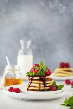 Ahududu, nane ve karamel ile tatlı krepler, seçici odak görüntüsü