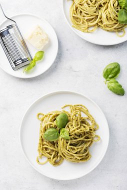 İtalyan spagettisi, sosisli ve parmesan peynirli, düz çizgili.