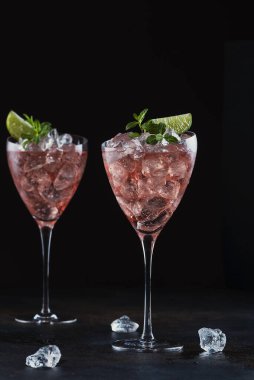 Gül şarabı, limon, nane ve buzlu yaz kokteyli, seçici odaklı resim