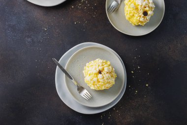 Siyah arkaplanda geleneksel İtalyan pastası mimozası, seçici odaklı resim