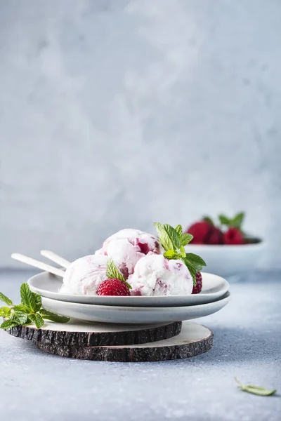 Helado Dulce Con Frambuesa Menta Imagen Enfoque Selectivo — Foto de Stock