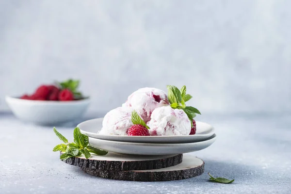 ラズベリーとミントの甘いアイスクリーム 選択的な焦点画像 — ストック写真