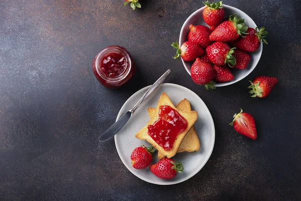 Toasturi Gem Căpșuni Pentru Micul Dejun Stil Rustic Imagine Selectivă — Fotografie, imagine de stoc