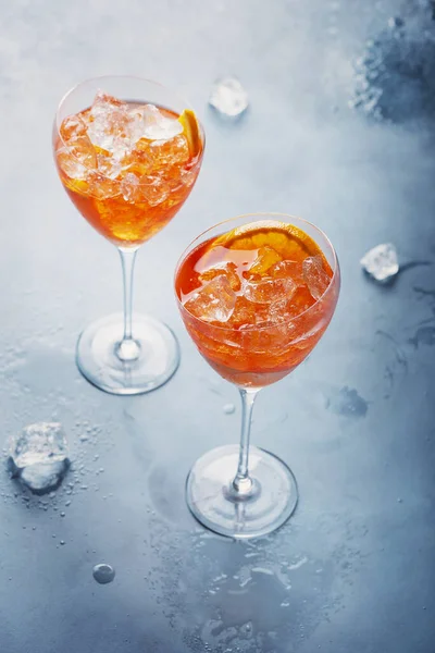 Aperitivo Tradicional Italiano Aperol Spriz Con Naranja Hielo Enfoque Selectivo — Foto de Stock