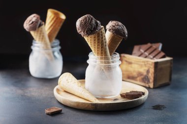 Siyah masada lezzetli çikolatalı dondurma, seçici odaklı resim.