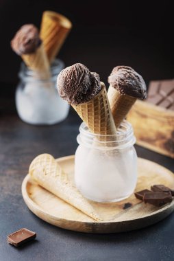 Siyah masada lezzetli çikolatalı dondurma, seçici odaklı resim.