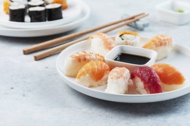 Açık arkaplanda geleneksel Japon suşisi karışımı, seçici odaklı resim