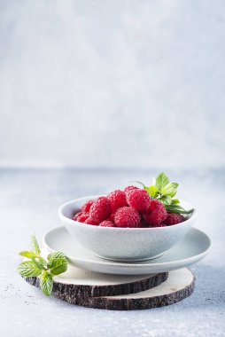 Taze ahududu ile vejetaryen yemeği kavramı, minimum stil ve seçici odaklanma