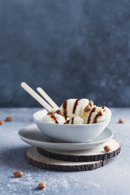 Fıstık şekerli dondurma ve karamel, seçici odak görüntüsü