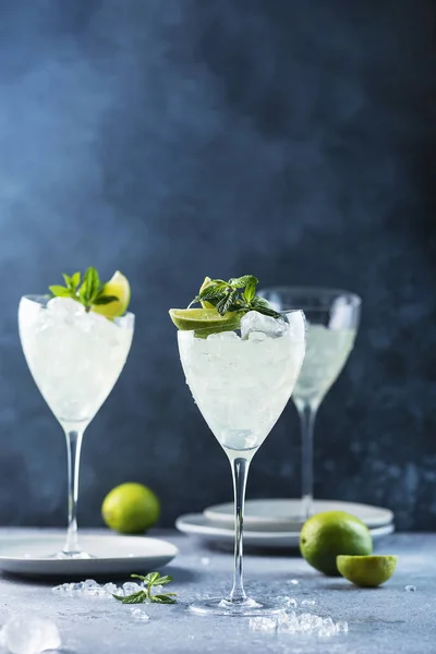 Sommercocktail Mojito Mit Rum Limette Und Minze Selektives Fokusbild — Stockfoto