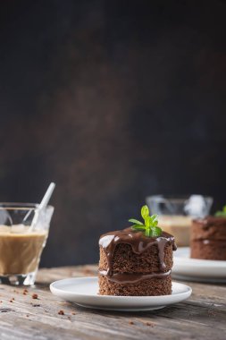 Tahta masadaki çikolatalı mini pasta, seçici odaklı resim.