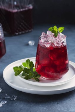 Koyu arkaplanda buzlu ve naneli kırmızı kakao, seçici odak resmi