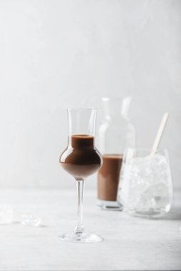 Hafif masadaki tatlı çikolata likörü, seçici odak görüntüsü