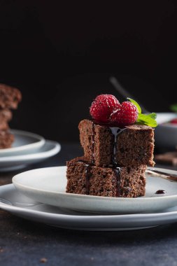 Karamelli çikolatalı pasta, ahududu ve naneli, seçici odaklı resim