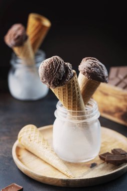 Siyah masada lezzetli çikolatalı dondurma, seçici odaklı resim.