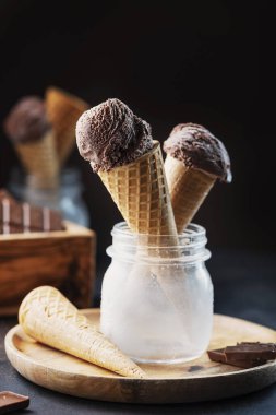 Siyah masada lezzetli çikolatalı dondurma, seçici odaklı resim.