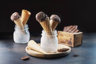 Siyah masada lezzetli çikolatalı dondurma, seçici odaklı resim.