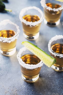 Geleneksel Meksika tekilası, tuz, biber ve kabuklu, seçici odaklı resim.