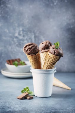 Çikolatalı leziz İtalyan dondurması, seçici odaklı resim.