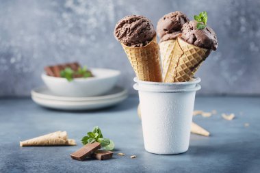 Çikolatalı leziz İtalyan dondurması, seçici odaklı resim.