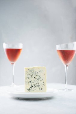 Gül şarabıyla İtalyan peynirli gorgonzola, seçici odak görüntüsü