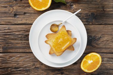Geleneksel İtalyan kahvaltısı Tost ekmeği ve portakal reçeli, seçici odaklı resim