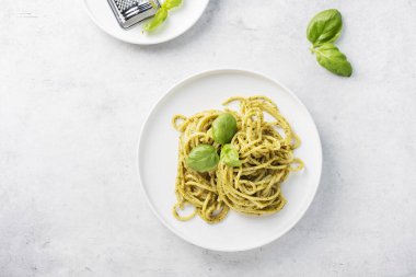 İtalyan spagettisi, sosisli ve parmesan peynirli, düz çizgili.