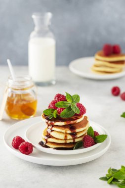 Ahududu, nane ve karamel ile tatlı krepler, seçici odak görüntüsü
