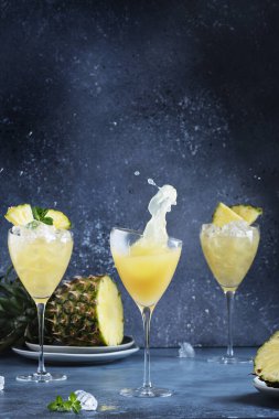 Ananas kokteyli serpintisi, seçici odak görüntüsü