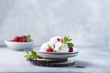 Ahududu ve nane aromalı tatlı dondurma.