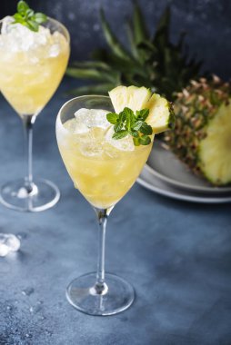 Ananas, buz ve nane karışımı, seçici odaklı yaz kokteyli