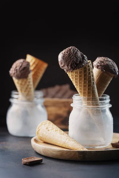 Siyah Masada Lezzetli Çikolatalı Dondurma Seçici Odaklı Resim — Stok fotoğraf