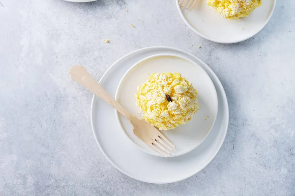 Tradycyjne Włoskie Małe Ciasto Mimosa Jasnym Tle Selektywny Obraz Ostrości — Zdjęcie stockowe