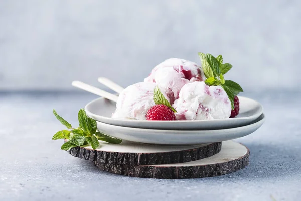 ラズベリーとミントの甘いアイスクリーム 選択的な焦点画像 — ストック写真
