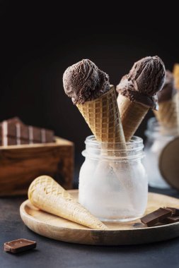Siyah masada lezzetli çikolatalı dondurma, seçici odaklı resim.