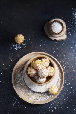 Siyah masada hindistan cevizli geleneksel İtalyan kurabiyeleri, seçici odak