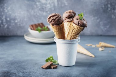 Çikolatalı leziz İtalyan dondurması, seçici odaklı resim.
