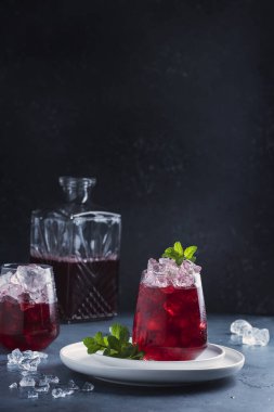 Koyu arkaplanda buzlu ve naneli kırmızı kakao, seçici odak resmi