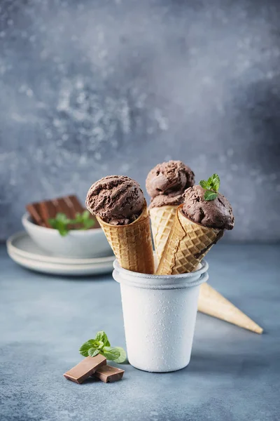 Deilig Italiensk Gelato Med Sjokolade Selektivt Fokusbilde – stockfoto