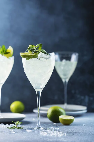 Sommercocktail Mojito Mit Rum Limette Und Minze Selektives Fokusbild — Stockfoto