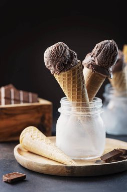Siyah masada lezzetli çikolatalı dondurma, seçici odaklı resim.