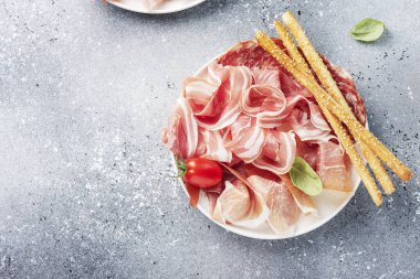 Jambon, salam ve ekmek çubukları ile geleneksel İtalyan antipasto, seçici odaklı resim