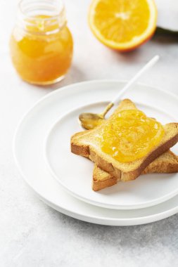 Geleneksel İtalyan kahvaltısı Tost ekmeği ve portakal reçeli, seçici odaklı resim