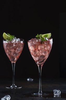 Gül şarabı, limon, nane ve buzlu yaz kokteyli, seçici odaklı resim
