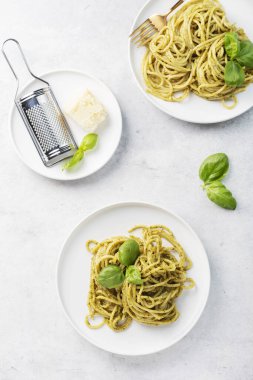 İtalyan spagettisi, sosisli ve parmesan peynirli, düz çizgili.