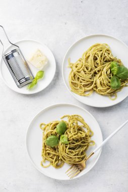 İtalyan spagettisi, sosisli ve parmesan peynirli, düz çizgili.
