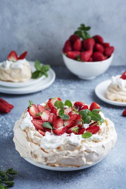 Pasta Pavlova kremalı, çilekli ve kremalı, seçici odaklı resim