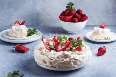 Pasta Pavlova kremalı, çilekli ve kremalı, seçici odaklı resim
