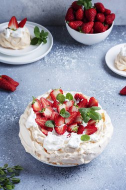Pasta Pavlova kremalı, çilekli ve kremalı, seçici odaklı resim