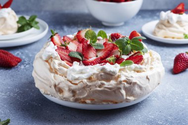 Pasta Pavlova kremalı, çilekli ve kremalı, seçici odaklı resim